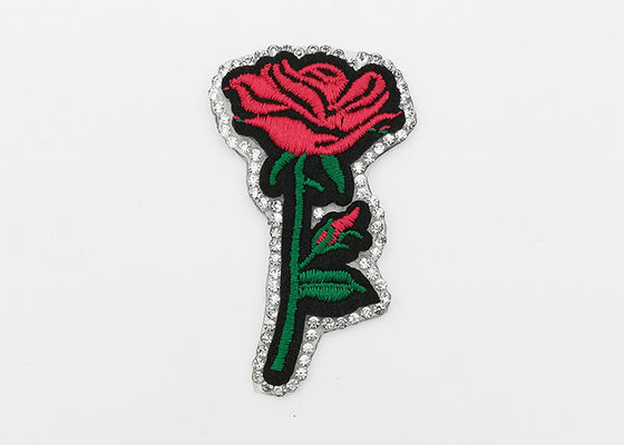 China O bordado da flor do teste padrão de Rosa remenda o material 100% brilhante do poliéster da cor fornecedor